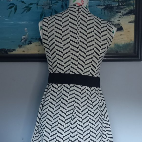 ASOS knee length black and white chevron stretch dress (Size 8) - Picture 3 of 4